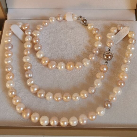 Beautiful Boxed Multi-Coloured Freshwater Pearl Necklace and Bracelet Set - Picture 1 of 15